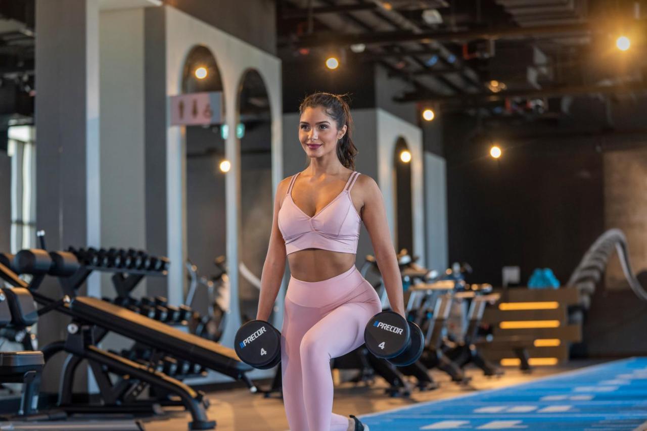 Hyatt Centric Jumeirah Дубай Экстерьер фото A woman working out with weights
