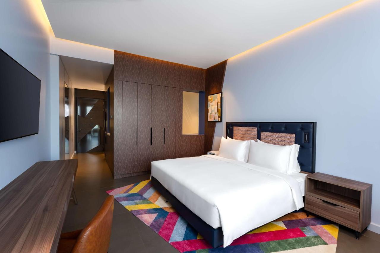 Hyatt Centric Jumeirah Дубай Экстерьер фото A bedroom at the hotel
