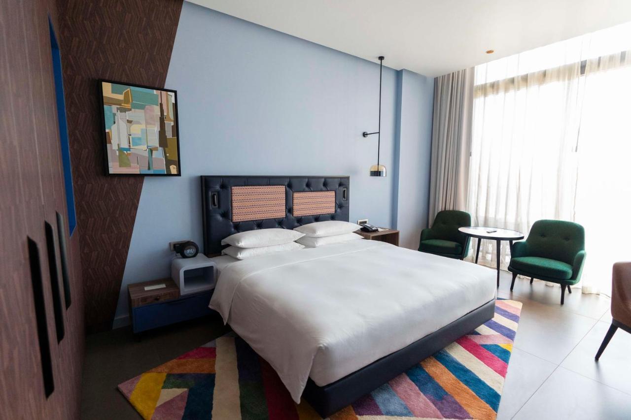 Hyatt Centric Jumeirah Дубай Экстерьер фото A bedroom at the hotel