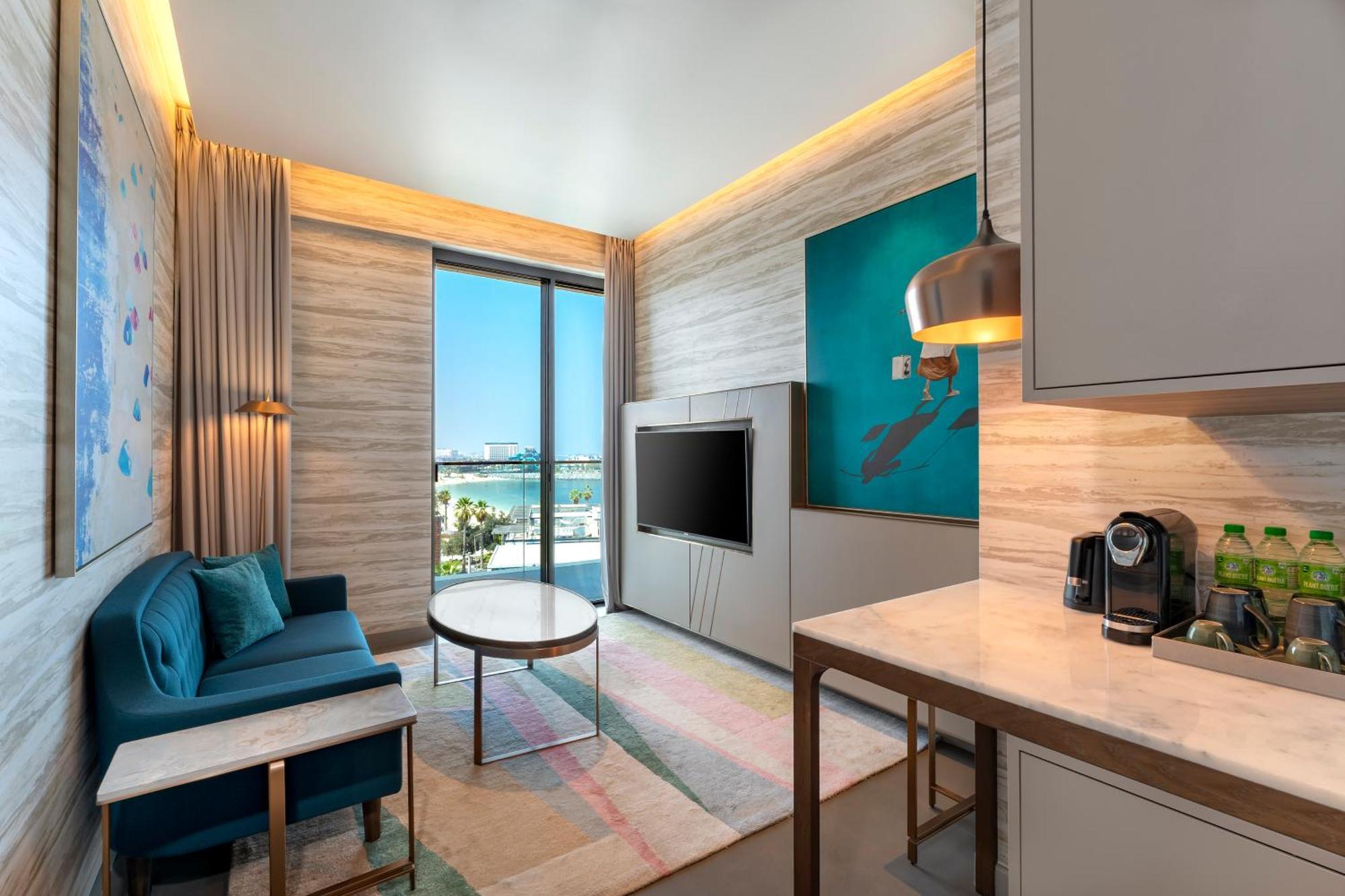 Hyatt Centric Jumeirah Дубай Экстерьер фото A suite at the hotel