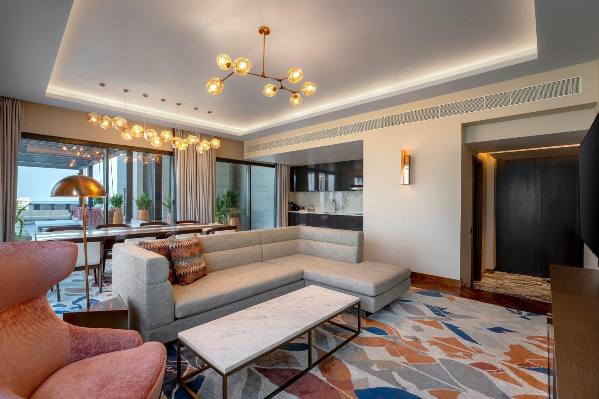 Hyatt Centric Jumeirah Дубай Экстерьер фото A suite at the hotel