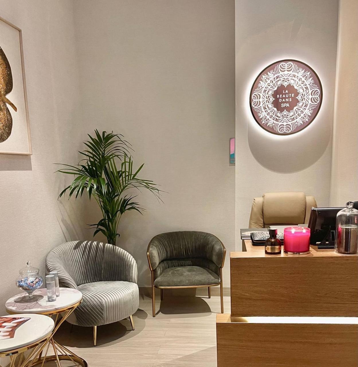Hyatt Centric Jumeirah Дубай Экстерьер фото The reception area of the clinic