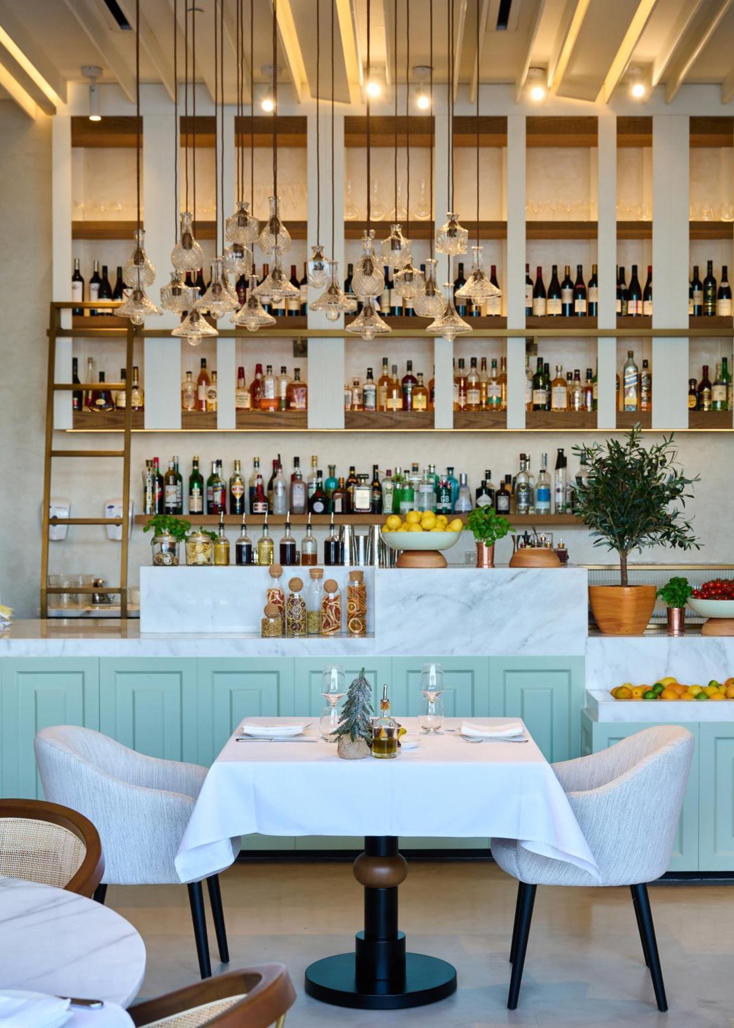 Hyatt Centric Jumeirah Дубай Экстерьер фото The bar at the restaurant