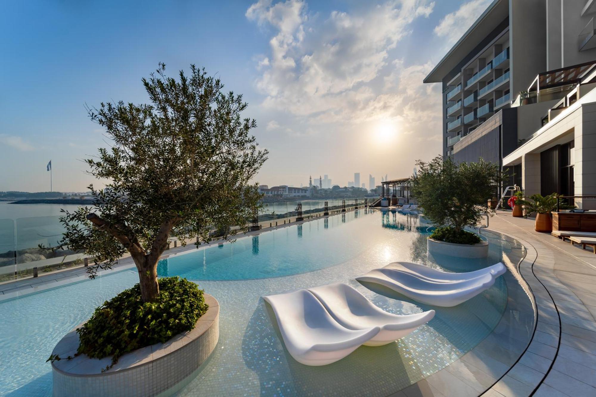 Hyatt Centric Jumeirah Дубай Экстерьер фото The swimming pool at the hotel