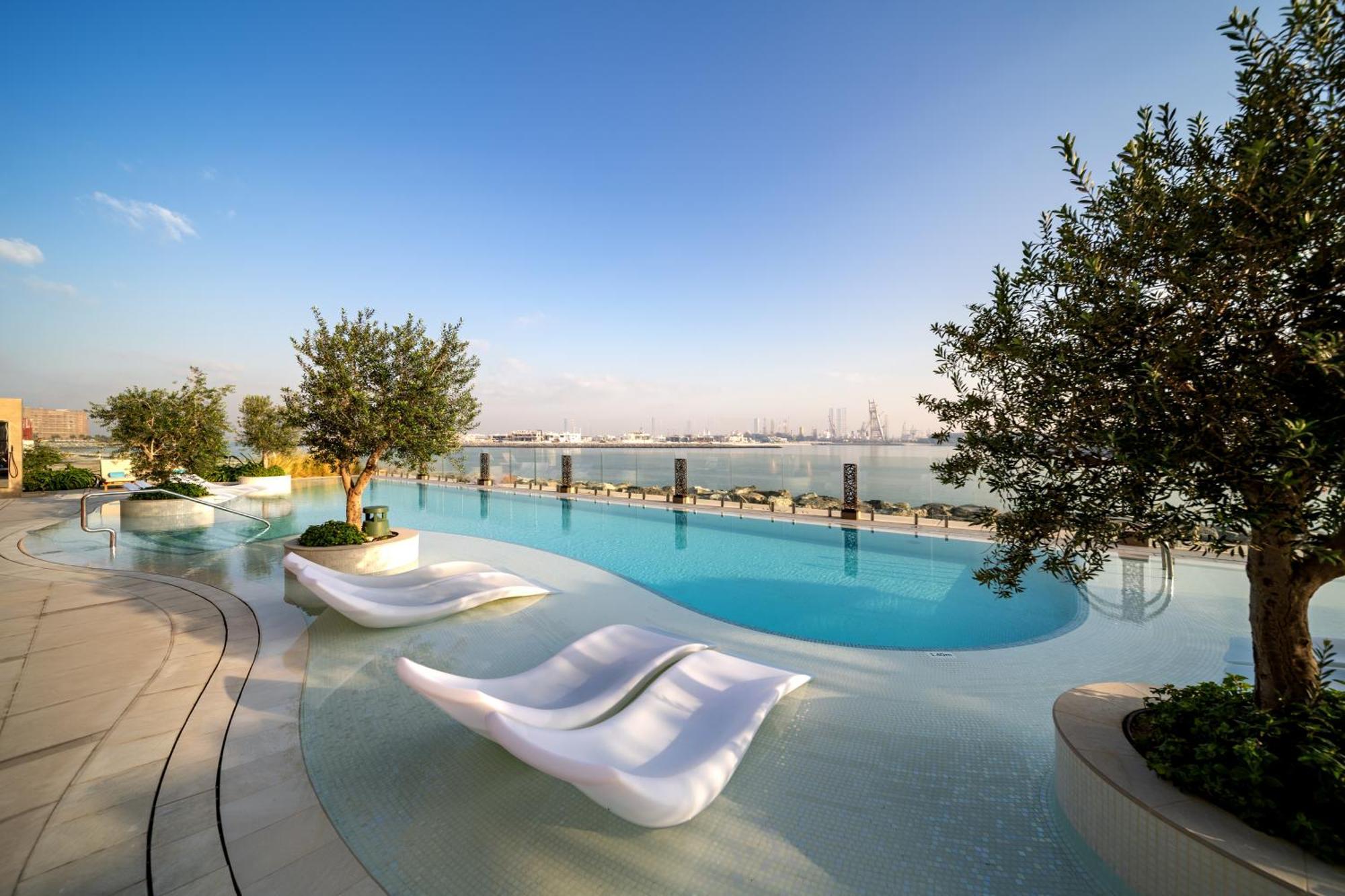 Hyatt Centric Jumeirah Дубай Экстерьер фото The swimming pool at the top of the hotel