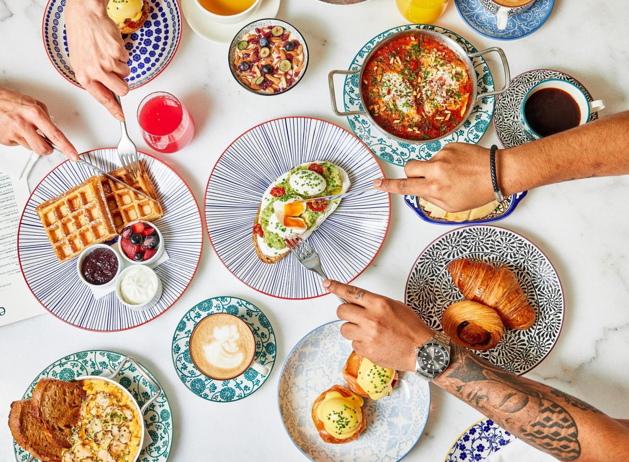 Hyatt Centric Jumeirah Дубай Экстерьер фото Breakfast at the restaurant