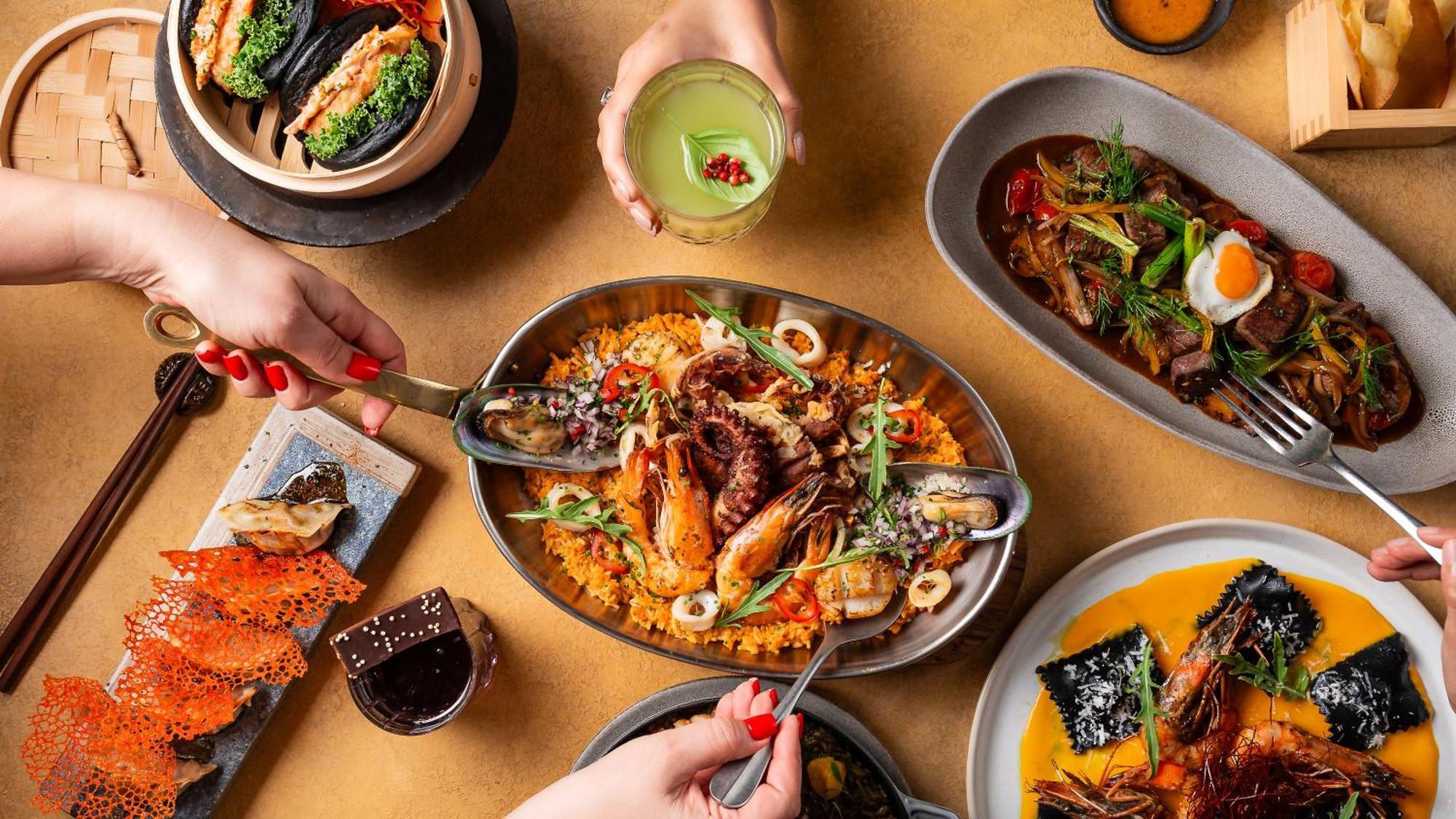 Hyatt Centric Jumeirah Дубай Экстерьер фото Dishes at the restaurant